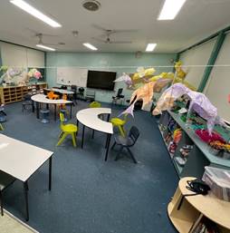 A room with tables and chairs

Description automatically generated